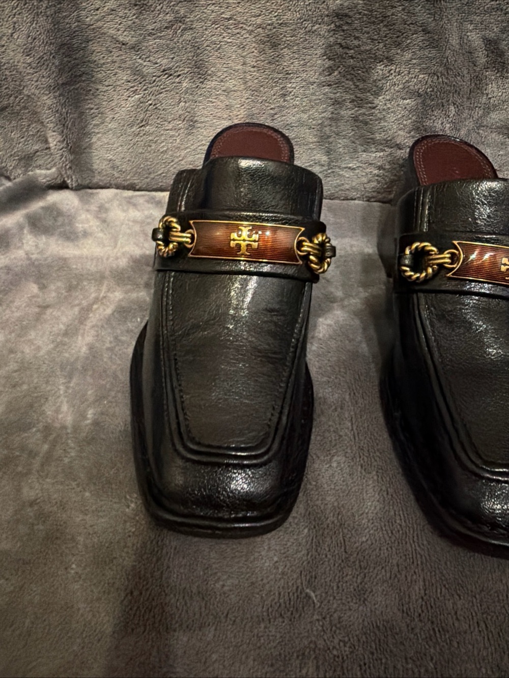 Tory Burch Black Leather Loafers with Gold Chain and Brown Enamel Plaque - Picture 9 of 10